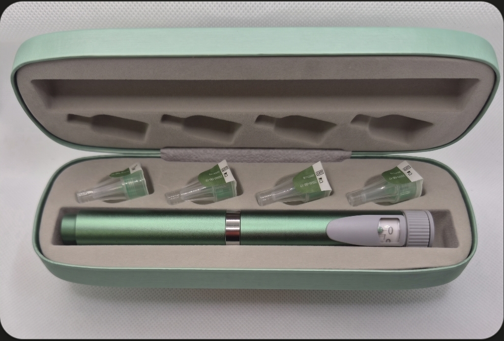 Reusable Pen and Case with 4 Pen Needles